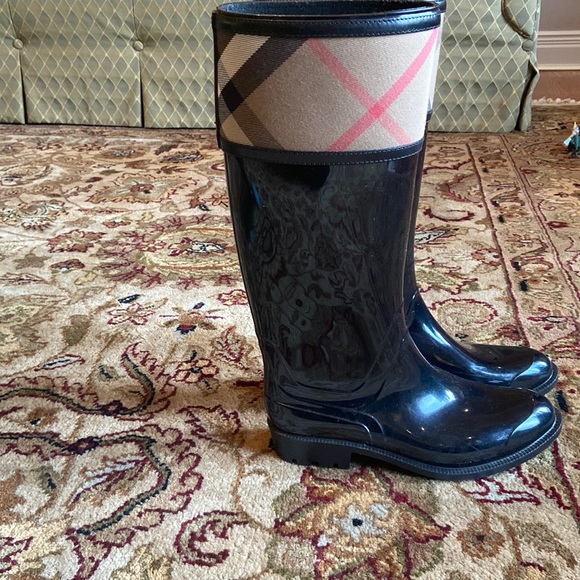 Burberry rain boots - Picture 1 of 11